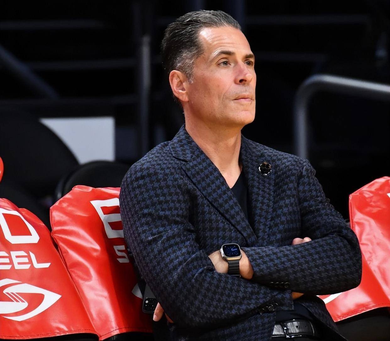 爱游戏体育官方网站-包含费内巴切训练开放日，转会期复出首秀引观众欢呼，NBA常规赛在即，球探报告显示潜力的词条